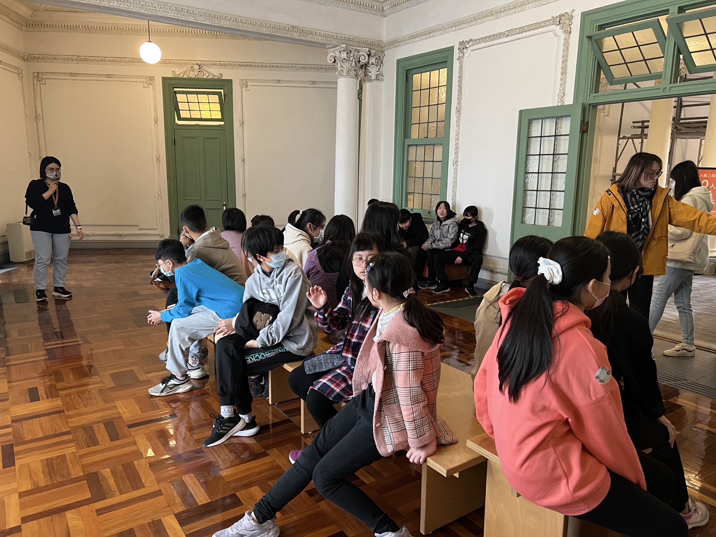08_參觀新竹241藝術空間，脫下鞋子入展間與作品互動